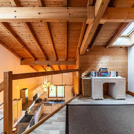Abricotine, Sleeps 10, Hot Tub 度假居 *