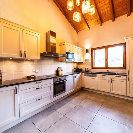 Holiday home Abricotine, Sleeps 10, Hot Tub