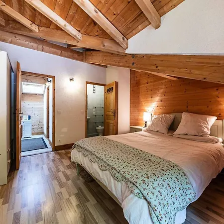 Abricotine, Sleeps 10, Hot Tub Holiday home