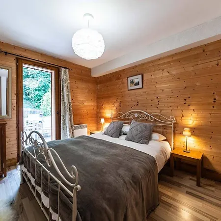 Abricotine, Sleeps 10, Hot Tub Holiday home